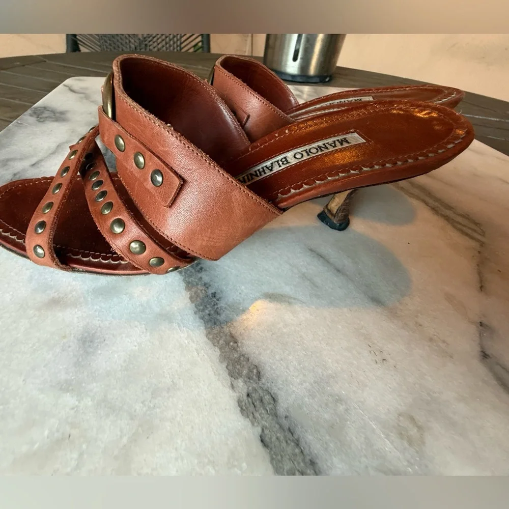 Manolo Blahnik cognac leather peep toe kitten heel sandals with brass studs 36.5 - Picture 2 of 6